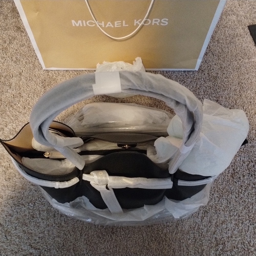 NWT Michael Kors Emilia Large Tote - Picture 7 of 7